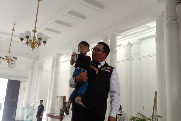 Gendong Anak Bungsu di Gedung Sate, Ridwan Kamil: Alhamdulillah, Sehat!