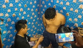 Tak Terima Anaknya Ditangkap Polisi, Emak-emak di Mataram Mengamuk
