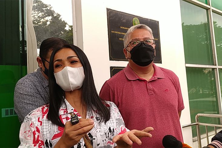 Nirina Zubir Nilai Ada Kejanggalan pada 3 Saksi yang Ngaku Beli Tanah Ibunya