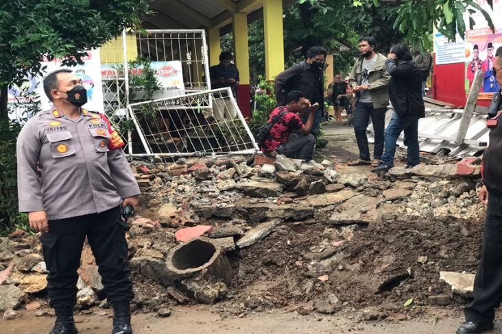 Hujan Deras Akibatkan Tembok Pagar SDN Limo Depok Ambles