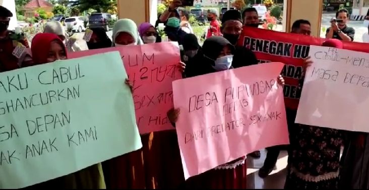 Puluhan Wanita di Tanggamus Tuntut Pengasuh Ponpes Terdakwa Pencabulan Santri Dihukum Berat