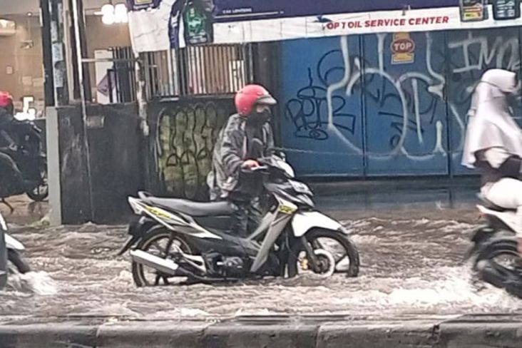 Nekat Tembus Banjir, Sejumlah Motor Mogok di Tangsel