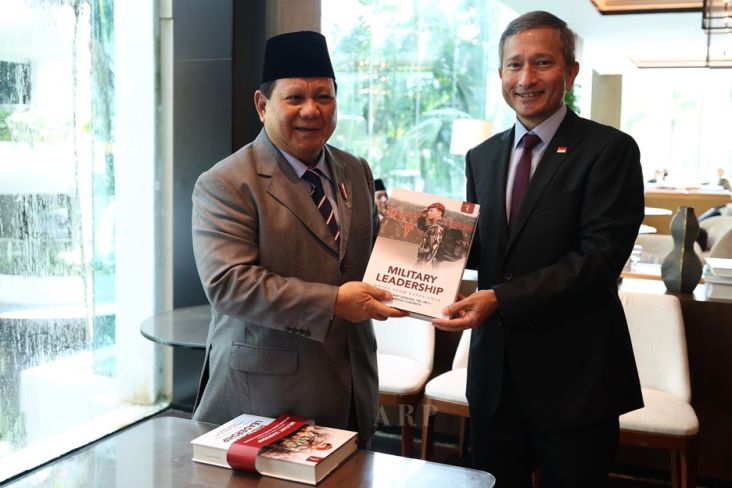Ngopi Santai Bareng Menlu Singapura, Prabowo Hadiahkan Buku Military Leadership