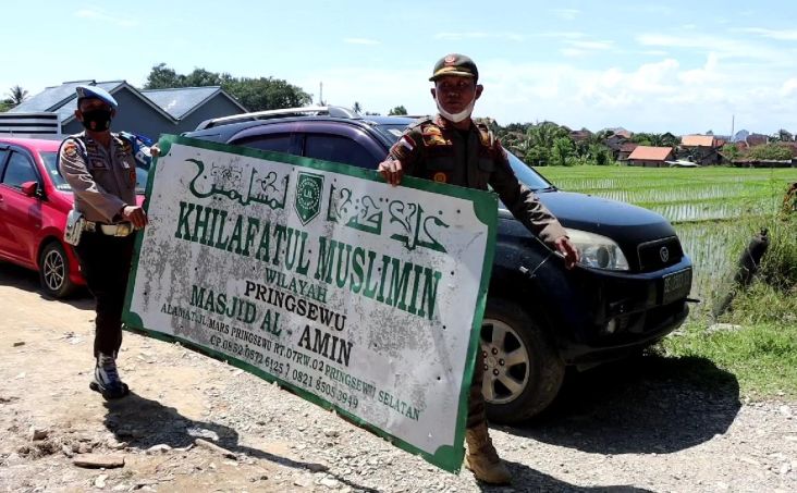 Plang Khilafatul Muslimin di Pringsewu Dibongkar Paksa Petugas