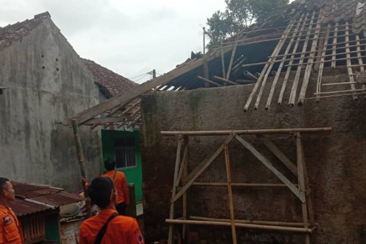 Angin Puting Beliung Terjang Kawasan Puncak Bogor