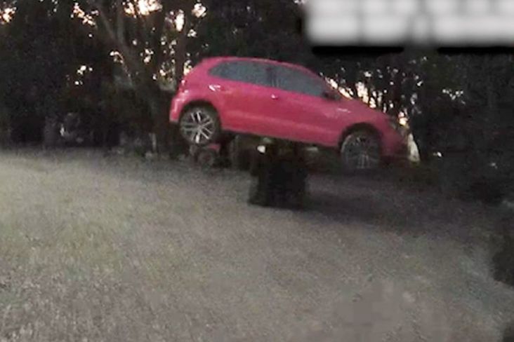 Hendak Dibawa Kabur, Pria Ini Angkat Mobil Beserta Pencurinya dengan Forklift