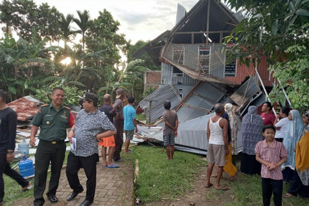 Dampak Bencana Angin Puting Beliung di Maros Meluas, 161 Rumah Rusak