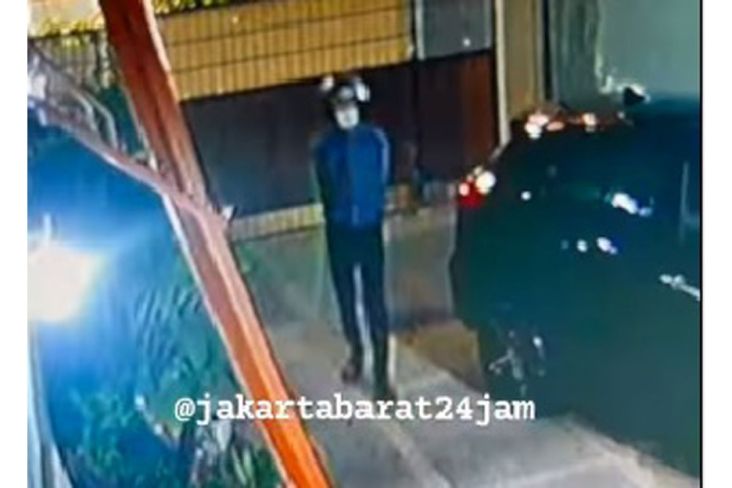 Bobol Gerbang Rumah, 2 Pelaku Terekam CCTV Curi Motor di Kebon Jeruk
