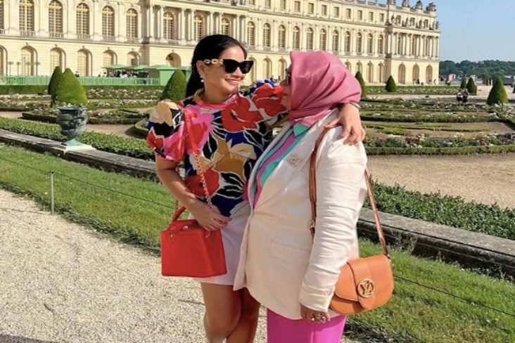 Senang Ajak Ibunda Liburan ke Paris, Titi Kamal: Sayang Banget Mama