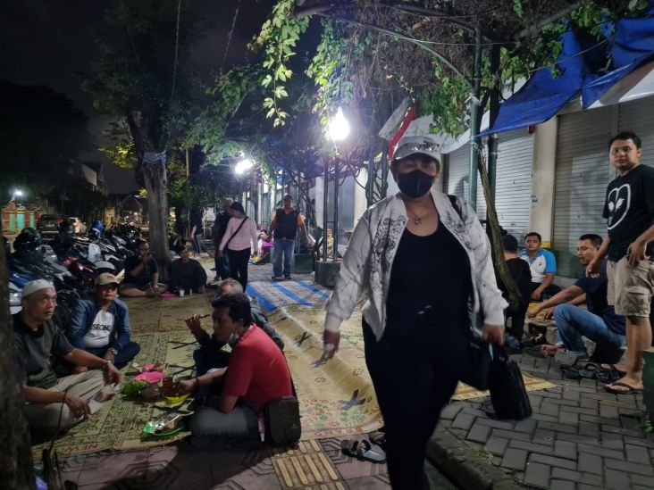 Wanita Bermasker Kembali Bikin Heboh, Kini Borong Angkringan Pindahan Stasiun Tugu di Kranggan