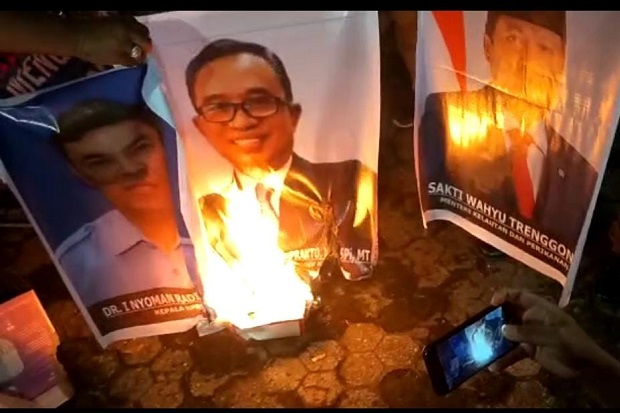Tolak SUPM Bone Ditutup, Alumni Gelar Aksi Pembakaran Gambar Pejabat KKP