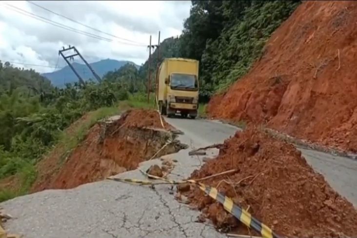 Hindari Jalan Ambles di Madina, Truk Besar Nyaris Terguling