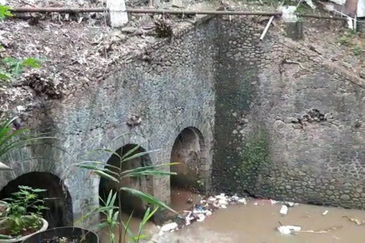 Berada di Dekat Lokalisasi Gunung Antang, Cagar Budaya Jembatan Kereta Terowongan Tiga Tak Terurus