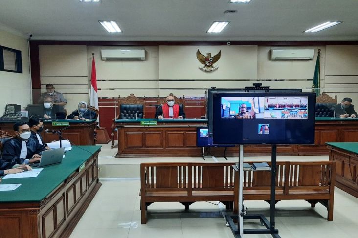 Hakim PN Surabaya Itong Isnaeni Jalani Sidang Dakwaan Kasus Suap Rp400 Juta