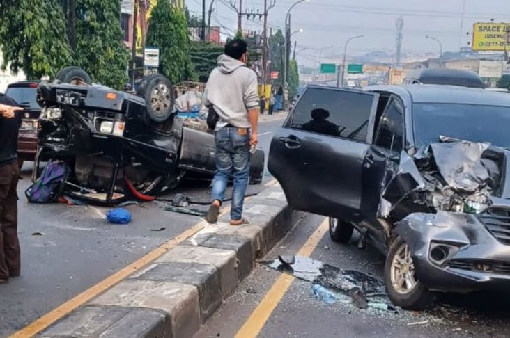 2 Mobil Terlibat Kecelakaan di Ciputat, Arus Lalu Lintas Macet Parah