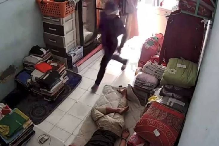 Apes! Ponsel Pegawai Laundry Ini Digasak Pencuri saat Tidur Siang