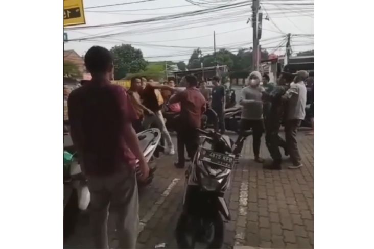 Anggota TNI Dikeroyok Ormas di Depan Minimarket Bekasi
