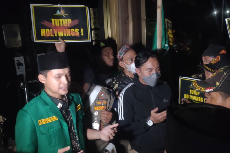 GP Ansor Geruduk Holywings Senayan, Segel Pintu dengan Poster Tutup Holywings