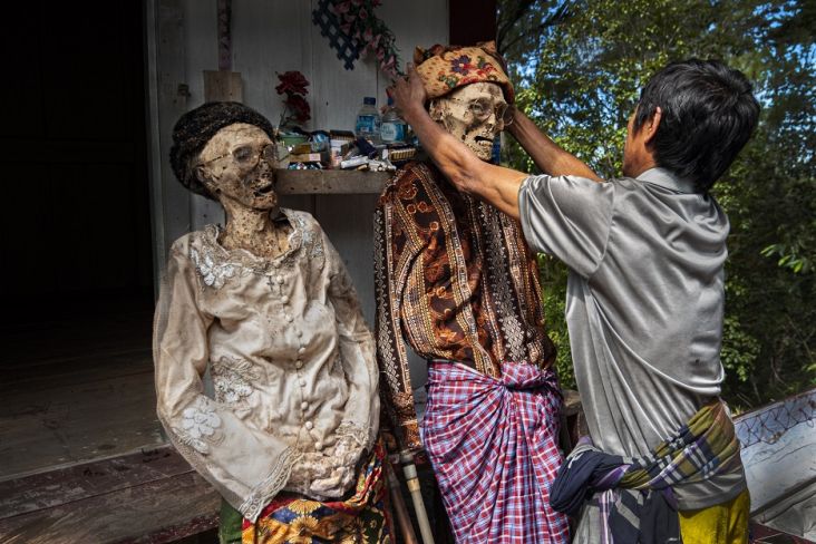 4 Tradisi Suku Terunik di Indonesia, Nomor 2 Ganti Pakaian Jenazah