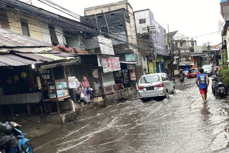 Diguyur Hujan, Jalanan Pasar Warung Buncit Banjir