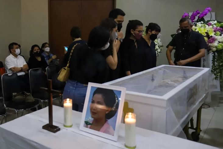 Jenazah Rima Melati Dimakamkan di TPU Tanah Kusir Hari Ini, Satu Liang Lahat dengan sang Ibu