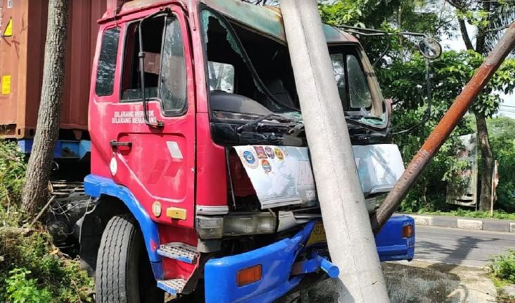 Truk Rem Blong Seruduk Tiang Listrik di Jalan Lingkar Selatan Salatiga