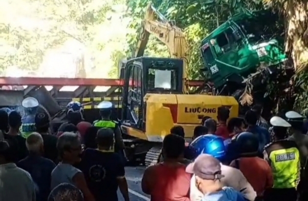 Truk Terbalik Tutup Jalan Poros Sidrap-Parepare Akhirnya Berhasil Dievakuasi
