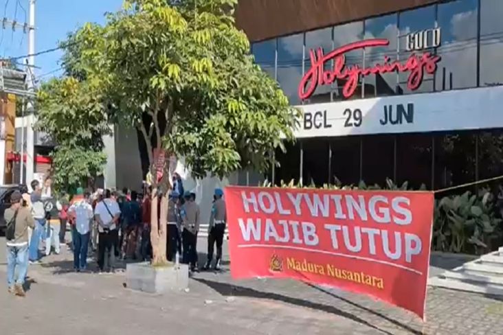Holywings Surabaya Digeruduk dan Disegel Massa, Tuntut Izin Dicabut