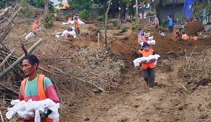Viral Pemindahan Makam di Gresik, Imbas Proyek Pembangunan Tol