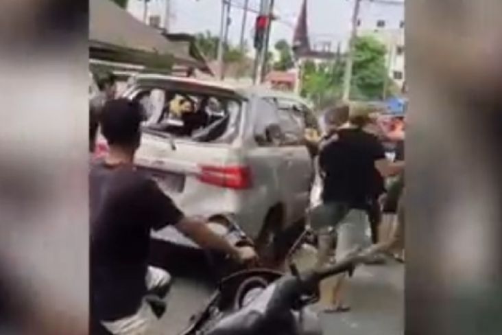 Aksi Brutal Massa Rusak dan Keroyok Pengemudi Mobil hingga Terkapar di Jalan