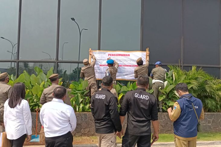 Puluhan Anggota Satpol PP Tutup Holywings di Jakarta Utara