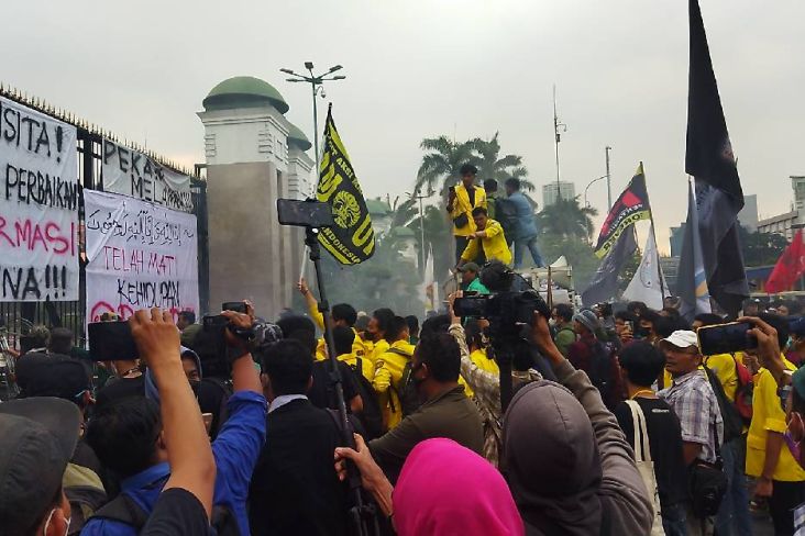 Aksi Demo Mahasiswa di DPR Ricuh Usai Insiden Pembakaran Sampah