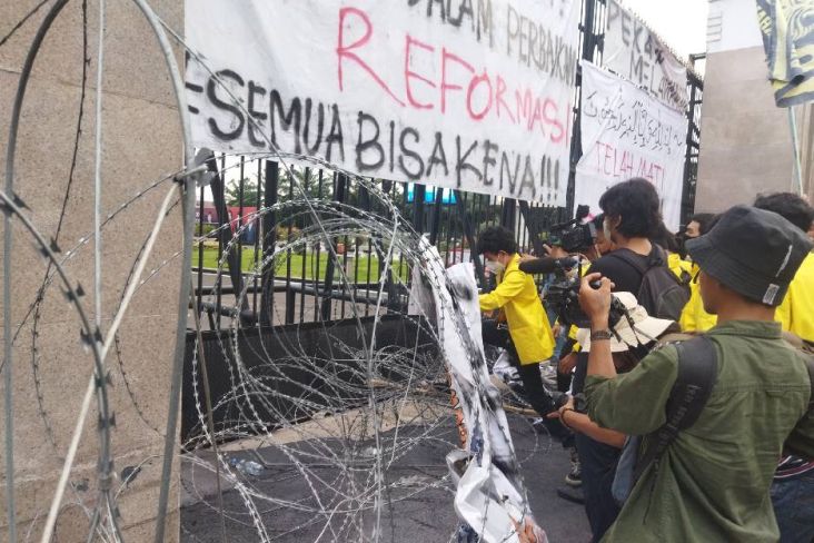 Terobos Kawat Berduri, Massa Mahasiswa Paksa Masuk Gedung DPR