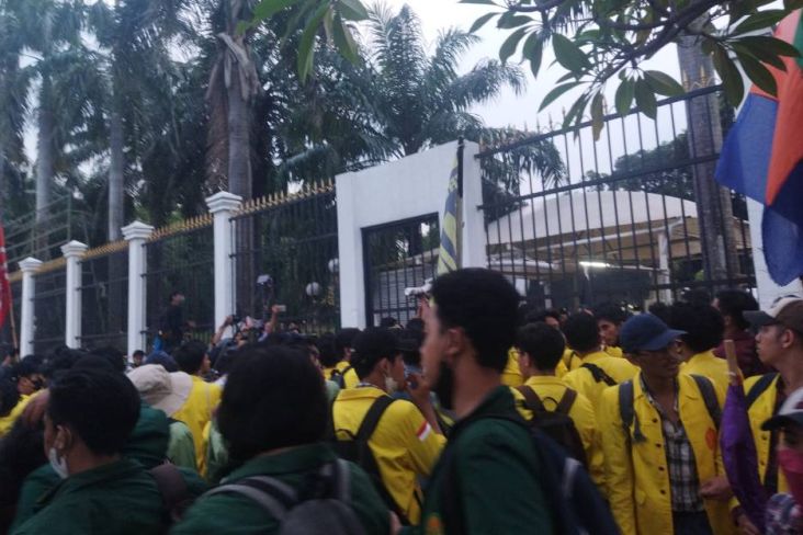 Gagal Merangsek Masuk Gedung DPR, Massa Mahasiswa Bubarkan Diri