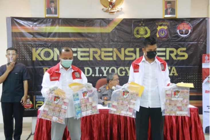Polda DIY Pamerkan Barang Bukti Uang Rp470 Juta Korupsi RSUD Wonosari