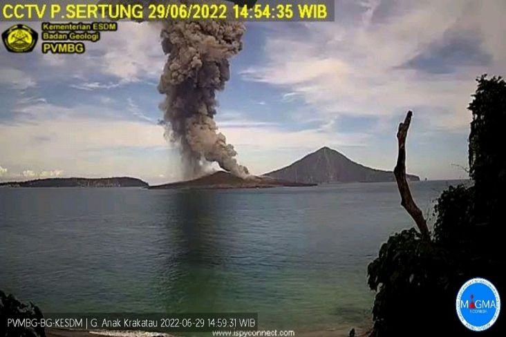Anak Krakatau Erupsi Lagi, PVMBG: Kolom Abu 2 KM di Atas Puncak