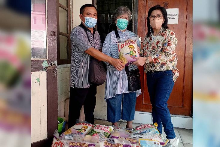 Terima Bantuan Sembako dari Gerkindo, Bunda Isye: Terima Kasih Ibu-ibu yang Punya Hati Nurani