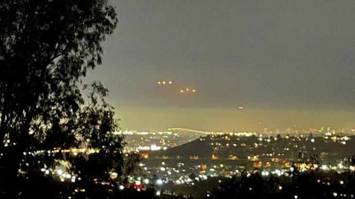 Lampu Misterius Mengambang di Langit San Diego, Netizen Garuk-garuk Kepala