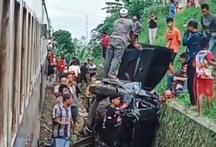 Minibus Terseret 120 Meter Dihantam KA Siliwangi, Korban Patah Kaki