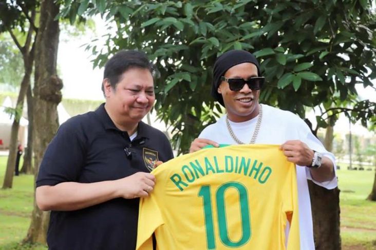 Oper-operan Bola dengan Ronaldinho, Begini Kesan Menko Airlangga