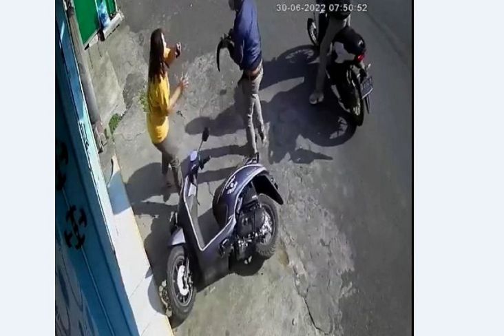Viral, Aksi Emak-emak Duel Lawan Pencuri Bersenjata Celurit di Malang