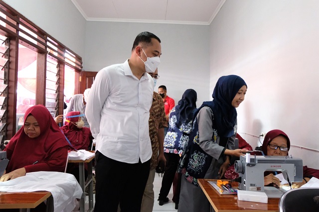 Entaskan Warga Kota Surabaya dari Kemiskinan, Wali Kota Eri Cahyadi Gulirkan Program Padat Karya