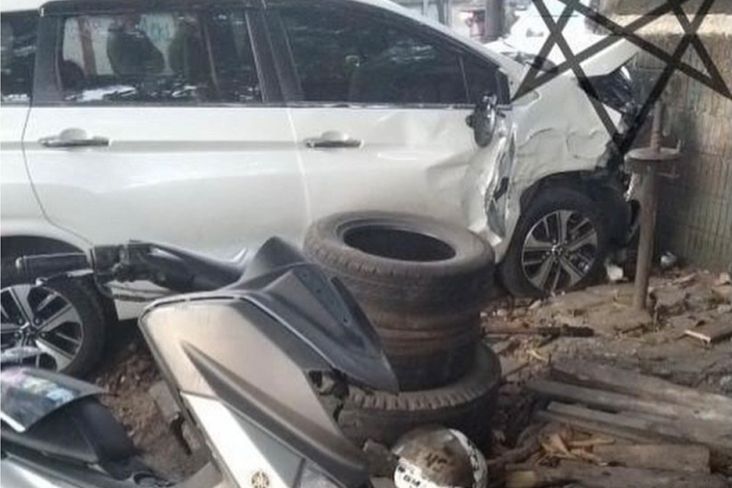 Xpander Tabrak 3 Kendaraan di Tangerang, 2 Orang Luka-luka