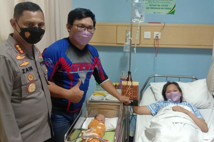 HUT Bhayangkara, Polisi Beri Kejutan 3 Bayi Lahir 1 Juli di Tangerang