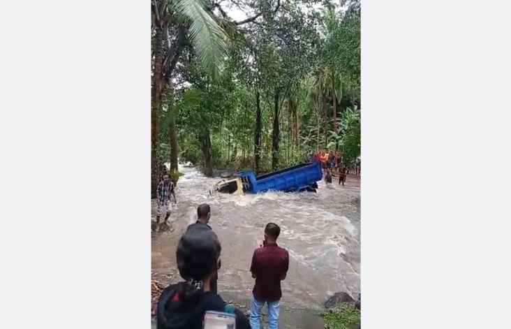 Terjang Sungai Kering saat Hujan Deras, Truk Terseret Banjir di Ngada NTT