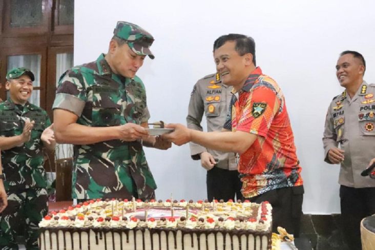 HUT Bhayangkara ke-76, Kapolda Jateng Dapat Kejutan dari Pangdam IV Diponegoro