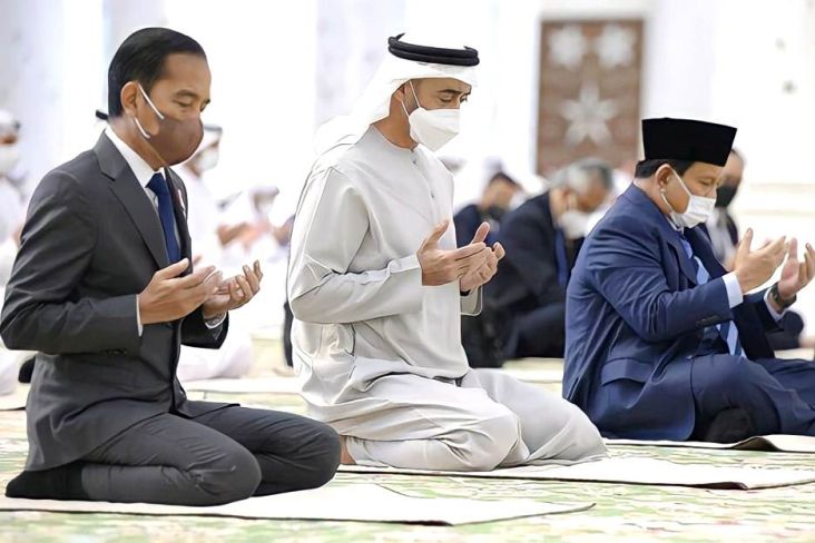Momen Prabowo Salat Jumat Bareng Jokowi dan MBZ di Sheikh Zayed Grand Mosque