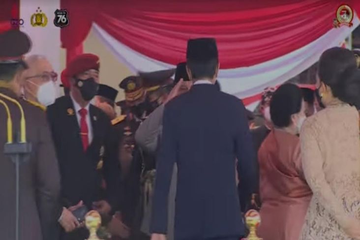 Respek, Prabowo Beri Hormat ke Jokowi di Saat yang Lain Memilih Berjabat Tangan