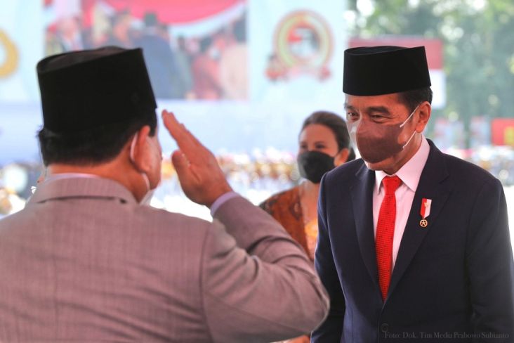 Momen Prabowo Beri Hormat Jokowi hingga Peluk Try Sutrisno pada Hari Bhayangkara ke-76