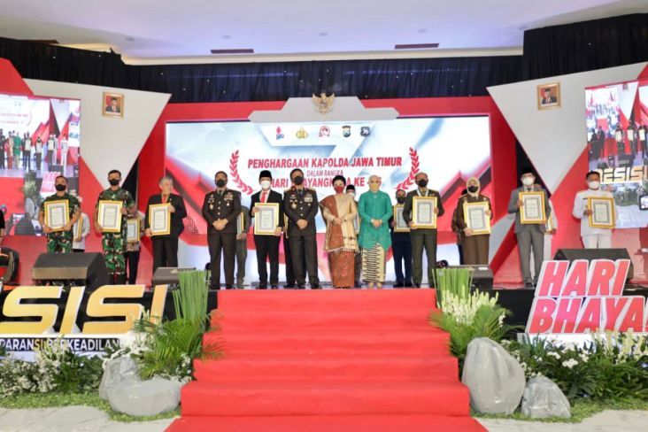 Kapolda Jatim Beri Penghargaan Tan Hana Dharma Mangrwa kepada 41 Stakeholder